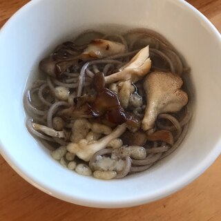 舞茸としめじ、天かすの温蕎麦